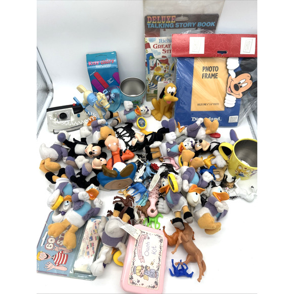 Vintage Toy Lot Disney Trinkets Amongst Others - Picture 1 of 8